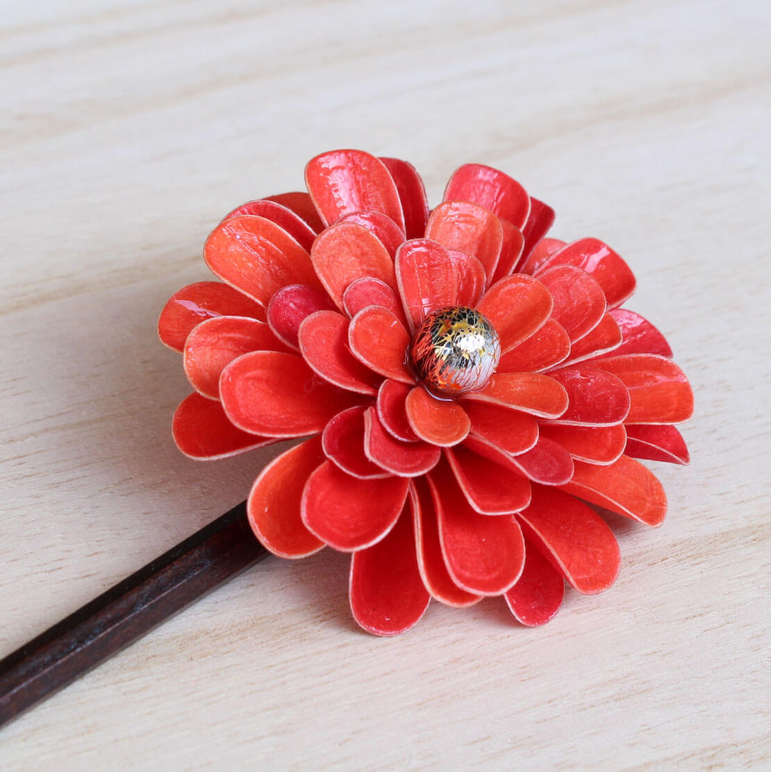 真っ赤でおしゃれに赤菊てまり Kakkoro 土佐和紙から生まれたかんざし